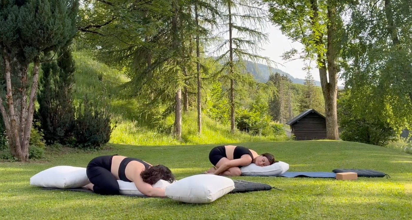 Federica Masci leading a one-to-one Yin yoga session outdoors in Megève